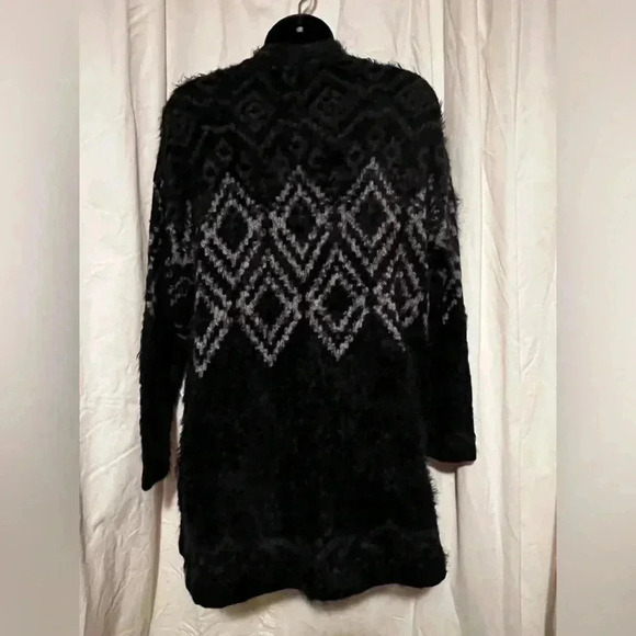Eddie Bauer Women's Sz XL Fuzzy Gray Long Geometric Cardigan - Picture 2 of 5